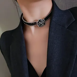 Vista dettagliata di una collana choker camelia nera di lusso francese sul collo.