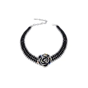 Elegante collana girocollo a forma di camelia nera con strass di cristallo brillanti