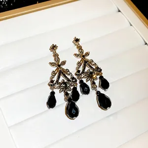 Boucles d'oreilles pendantes vintage dorées avec cristaux noirs en forme de larme