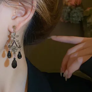 Élégantes boucles d'oreilles vintage à pampilles en cristal avec gouttes noires