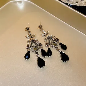 Boucles d'oreilles vintage en argent avec gouttes de cristal noir et strass brillants.