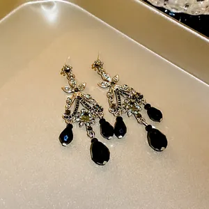 Vue détaillée de boucles d'oreilles vintage à pampilles avec cristaux et perles noires