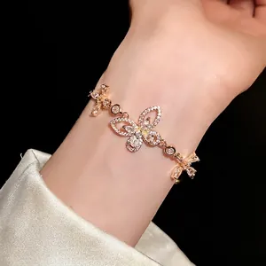 Eleganter roségoldener Schmetterlingsarmreif mit schimmernden Zirkonia-Steinen für Damen