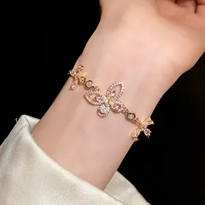 Detailansicht eines funkelnden Zirkon-Schmetterlings-Armbands am Handgelenk
