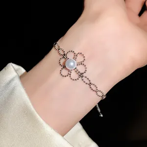 Elegantes Armband mit Perlenblume und silberner Kugelkette für Damenmode Detail