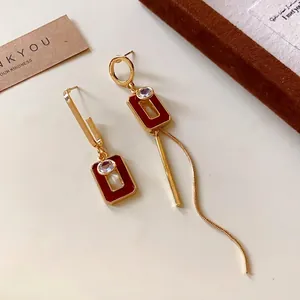 Eleganti orecchini vintage asimmetrici in smalto bordeaux con lunga catena a serpente oro