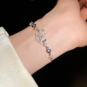 Detailansicht eines silbernen Schaukelpferd-Armbands mit Zirkonia am Handgelenk