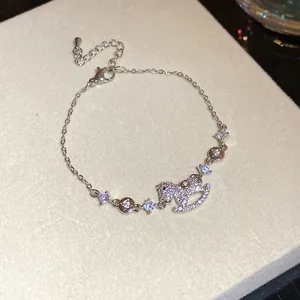 Detailansicht eines silberfarbenen Zirkonia-Armbands mit funkelndem Schaukelpferd-Anhänger