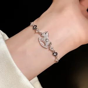 Nahaufnahme eines silbernen Schaukelpferd-Armbands mit Zirkonia am Handgelenk getragen.