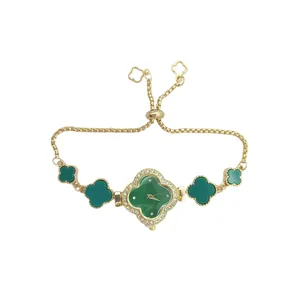 Eleganter goldfarbener Strass-Blumen-Uhrenarmband mit grünen kleeblattförmigen Azetat-Anhängern