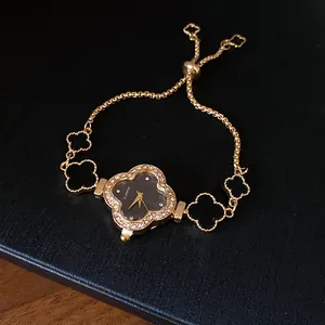 Elegante goldfarbene Kleeblatt-Armbanduhr mit schwarzen Blüten aus Acetat und Kristallen