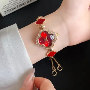 Detailansicht der luxuriösen roten Kleeblatt-Armbanduhr mit schimmerndem Strass-Besatz
