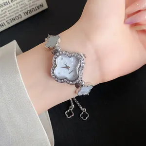 Nahaufnahme einer eleganten vierblättrigen Kleeblatt-Uhr mit Strasssteinen und Perlmutt