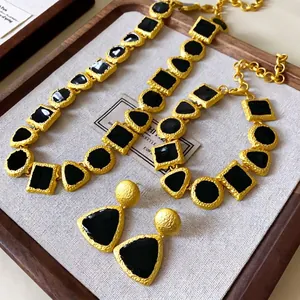 Vintage Palace Style Geometric Enamel Patchwork Necklace Gold Black Hammered Texture Alloy Clavicle Chain Jewelry For Women