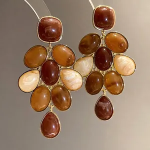 Eleganti orecchini vintage in resina marrone a lampadario con montature dorate.