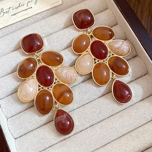 Orecchini retrò vintage in resina marrone con accenti dorati ambrati per donna