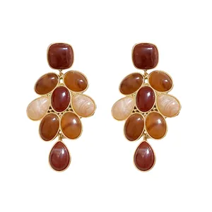 Orecchini vintage a nappa in resina marrone con aghi d'argento in stile retrò di Hong Kong