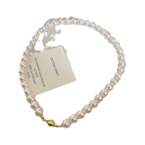 Elegant French retro pearl beaded choker necklace featuring a stylish and secure gold-tone clasp.