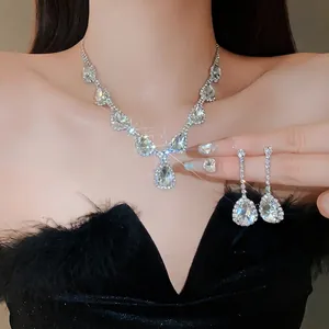Elegante set di gioielli con collana e orecchini a goccia di strass