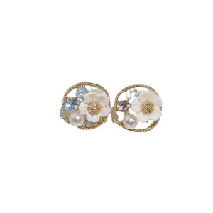 Elegante Blumen-Ohrstecker mit Perlen und Kristallen im goldfarbenen runden Rahmen
