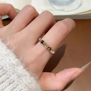 Vue détaillée de la bague en perles d'oeil de tigre et pierre à motifs faite main