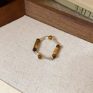 Vue détaillée d'une bague ethnique en œil de tigre et jaspe avec des accents argentés