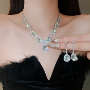 Dettaglio di un set di collana e orecchini con strass a forma di goccia d'acqua.