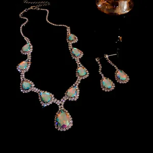 Dettaglio del set di collana e orecchini con strass scintillanti a forma di goccia