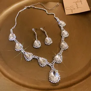 Elegante set di collana e orecchini in strass argentati con cristalli a goccia