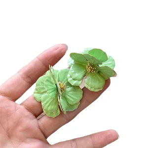 Eleganti orecchini a fiore verde menta stile foresta con perni in argento S925