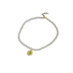 Elegante collana girocollo in perle barocche stile francese con pendente in gemma