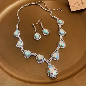 Primo piano del set collana e orecchini a goccia con scintillanti cristalli AB e strass