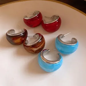 Pendientes de aro en forma de C de resina con agujas de plata en varios colores