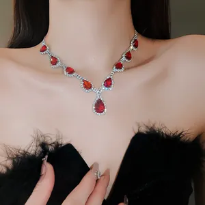 Dettaglio di una collana di lusso con pietre rosse a goccia d'acqua e strass scintillanti
