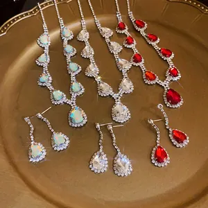 Vista dettagliata di set di gioielli con strass a goccia in rosso, bianco e opale