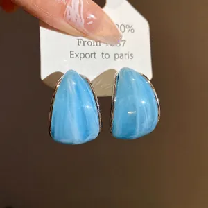 Pendientes de aro en C de resina jaspeada azul con agujas de plata para mujer