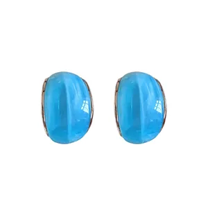 Pendientes de resina azul cielo en forma de C con aguja de plata para un look retro chic