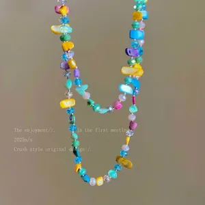 Dettaglio della collana multistrato con pietre di vetro colorate e irregolari