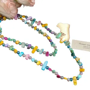 Collana bohémien multistrato con conchiglie colorate e perline di vetro artigianali.