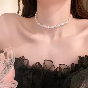 Elegante collana girocollo di perle barocche indossata da una modella in stile chic