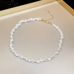Dettaglio collana girocollo in perle barocche bianche stile francese con chiusura dorata elegante