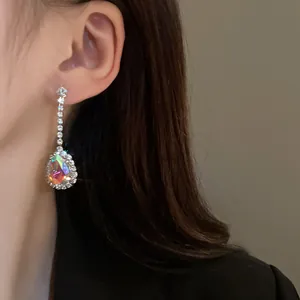 Primo piano di eleganti orecchini a goccia con strass indossati da una modella asiatica