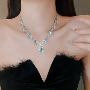 Primo piano di una collana geometrica a goccia d'acqua scintillante