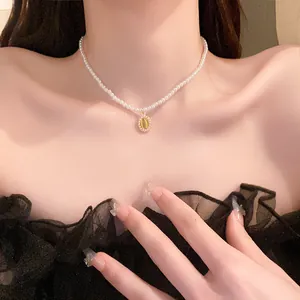 Elegante collana di perle barocche con pendente ovale giallo su modella