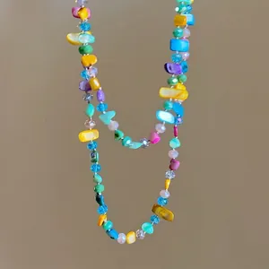 Dettaglio collana multistrato con perline di vetro colorate irregolari alla moda