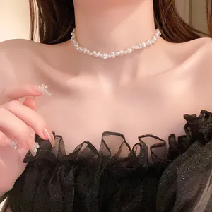 Elegante collana girocollo in perle barocche stile francese in primo piano dettagliato