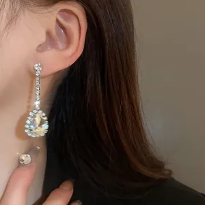 Elegante vista ravvicinata di orecchini pendenti a goccia con strass su una modella