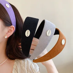 Dettaglio di quattro cerchietti in tessuto a coste colorati per donne stile coreano