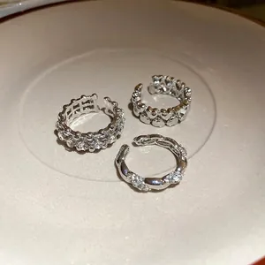 Elegante set di 3 anelli aperti argentati con cuori di strass e design in metallo ritorto