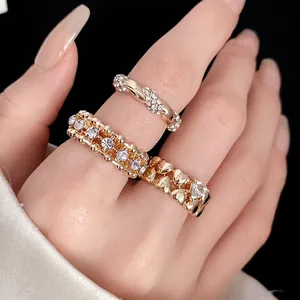 Set di 3 anelli vintage dorati con dettagli a cuore e cristalli pavé